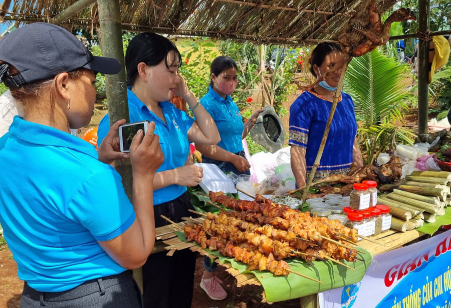Muối cá lá é, thịt xiên nướng, cơm lam là sản phẩm truyền thống của người Bahnar nơi đây.
