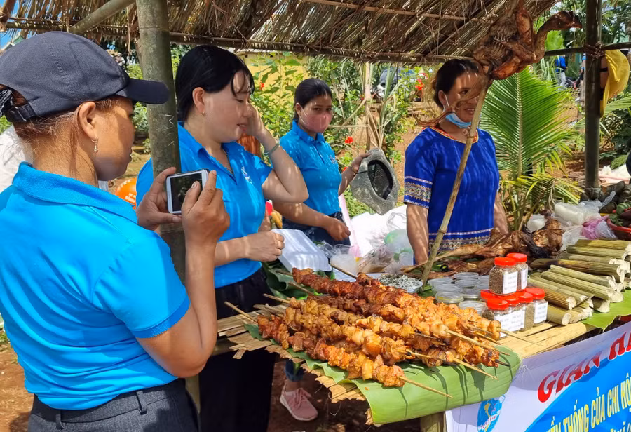 Muối cá lá é, thịt xiên nướng, cơm lam là sản phẩm truyền thống của người Bahnar nơi đây.