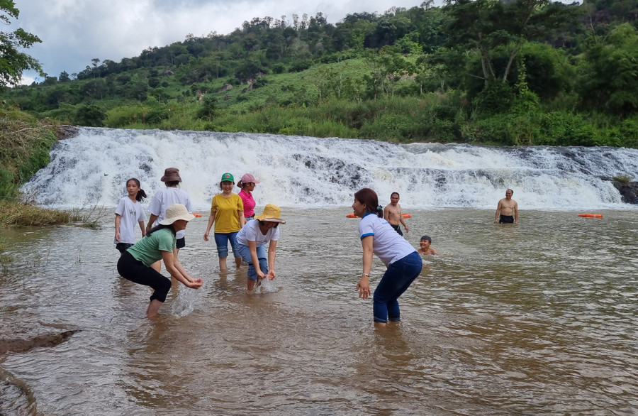 Du khách trải nghiệm bên dòng suối Pờ Yầu.
