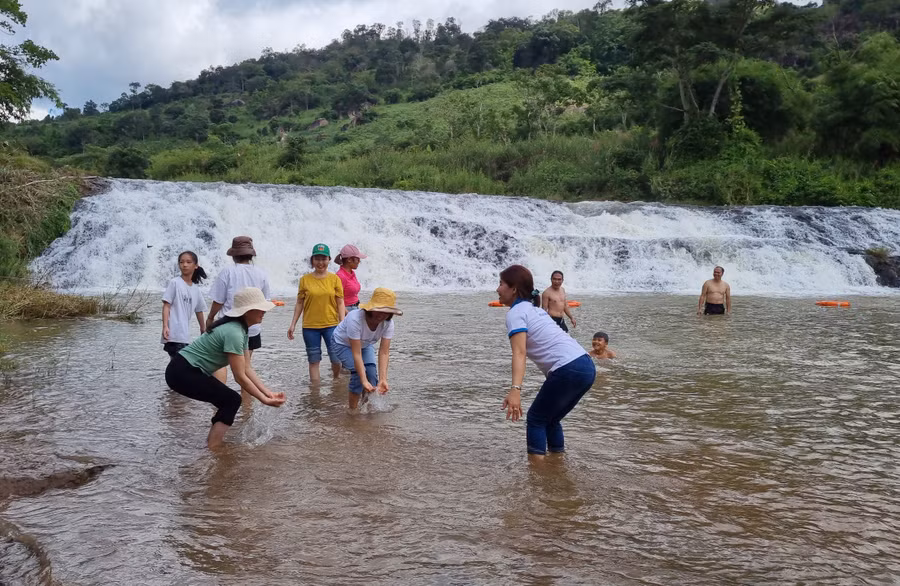 Du khách trải nghiệm bên dòng suối Pờ Yầu.