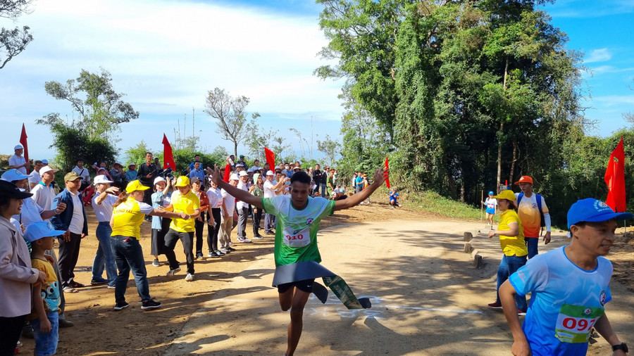 Các vận động viên chinh phục đỉnh Pờ Yầu.