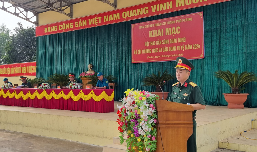 Thượng tá Trần Quốc Hiếu-Phó Bí thư Đảng ủy, Chính trị viên Ban Chỉ huy Quân sự TP. Pleiku, Phó Trưởng Ban tổ chức Hội thao phát biểu tại lễ khai mạc. Ảnh: H.P Thượng tá Trần Quốc Hiếu-Phó Bí thư Đảng ủy, Chính trị viên Ban Chỉ huy Quân sự TP. Pleiku, Phó Trưởng Ban tổ chức Hội thao phát biểu tại lễ khai mạc. Ảnh: H.P
