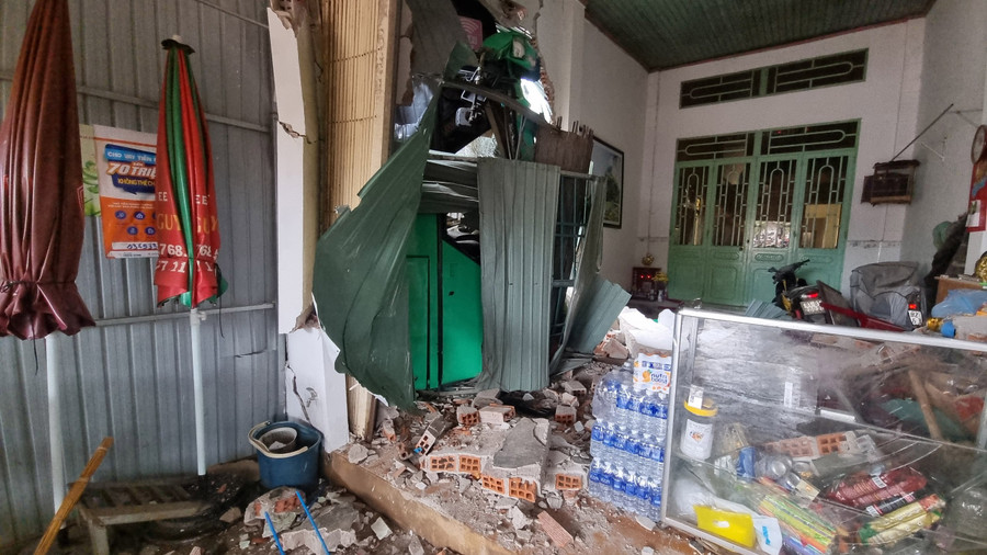 Tường và mái hiên của nhà dân bị sập. Ảnh: Hà Phương Tường và mái hiên của nhà dân bị sập. Ảnh: Hà Phương