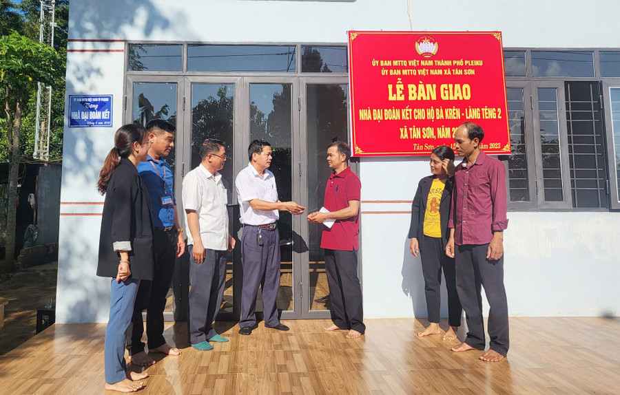 Quang cảnh lễ bàn giao nhà “Đại đoàn kết” cho gia đình bà Kren, làng Têng 2, xã Tân Sơn. Ảnh: Bảo An Quang cảnh lễ bàn giao nhà “Đại đoàn kết” cho gia đình bà Kren, làng Têng 2, xã Tân Sơn. Ảnh: Bảo An