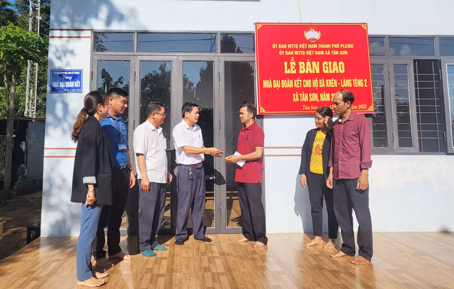 Quang cảnh lễ bàn giao nhà “Đại đoàn kết” cho gia đình bà Kren, làng Têng 2, xã Tân Sơn. Ảnh: Bảo An