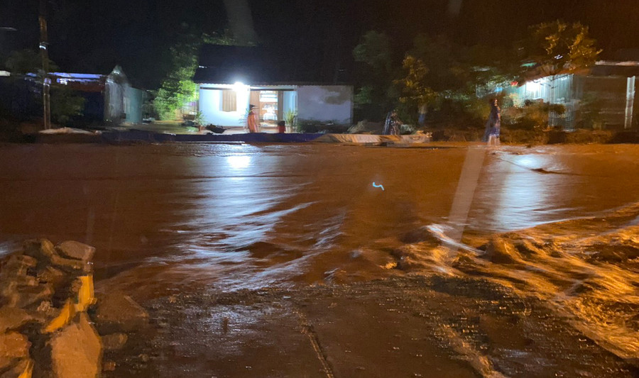 Người dân sống hai bên quốc lộ 19 rất lo lắng khi mưa đến. Ảnh: P.S