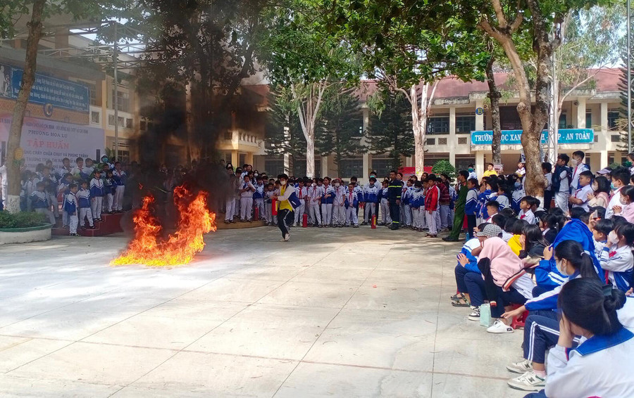 Các em học sinh được hướng dẫn dập lửa bằng bình cứu hỏa. Ảnh: K.P Các em học sinh được hướng dẫn dập lửa bằng bình cứu hỏa. Ảnh: K.P