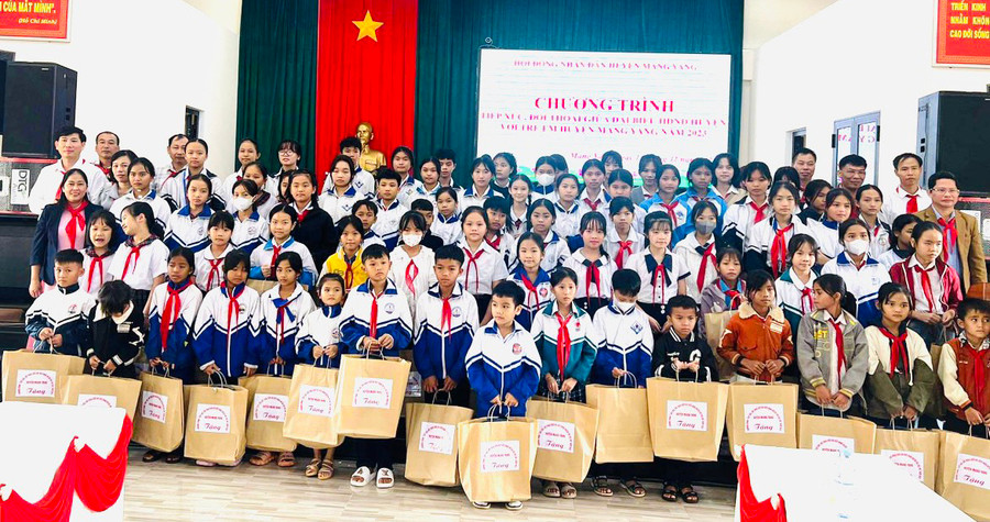 HĐND huyện tặng quà cho các em học sinh tiêu biểu. Ảnh: H.P