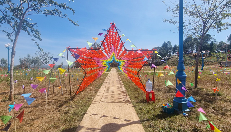 Khu vườn chong chóng nhanh chóng thu hút sự chú ý của người dân khi tới du Xuân.