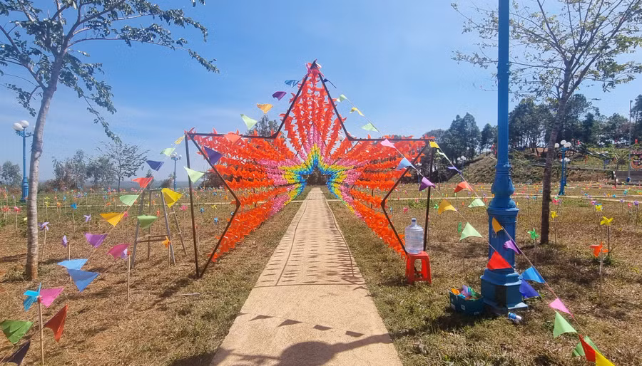 Khu vườn chong chóng nhanh chóng thu hút sự chú ý của người dân khi tới du Xuân.