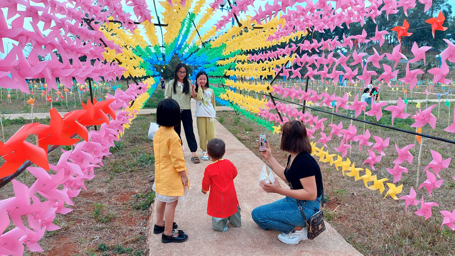 Các gia đình không bỏ lỡ cơ hội chụp ảnh lưu niệm tại đây.