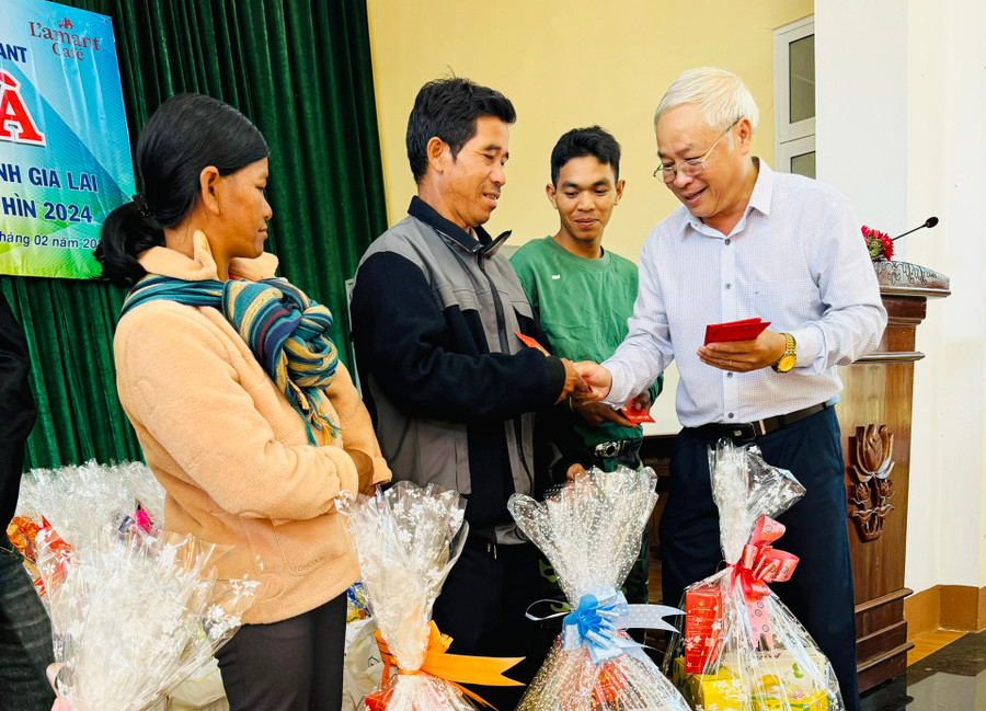 Ông Nguyễn Văn Hùng-Chủ tịch Hội Người mù tỉnh Gia Lai trao quà Tết cho hội viên có hoàn cảnh khó khăn tại huyện Đak Đoa. Ảnh: Nguyễn Sinh Ông Nguyễn Văn Hùng-Chủ tịch Hội Người mù tỉnh Gia Lai trao quà Tết cho hội viên có hoàn cảnh khó khăn tại huyện Đak Đoa. Ảnh: Nguyễn Sinh