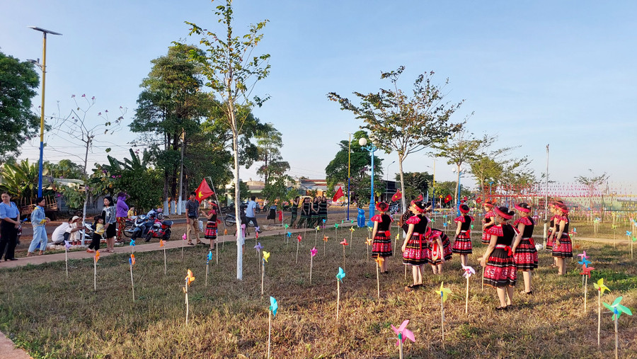 Chong chóng gió tạo nên một khung cảnh lãng mạn giữa không gian di tích lịch sử.