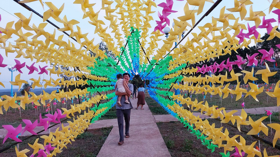 Du khách hào hứng với con đường chong chóng.