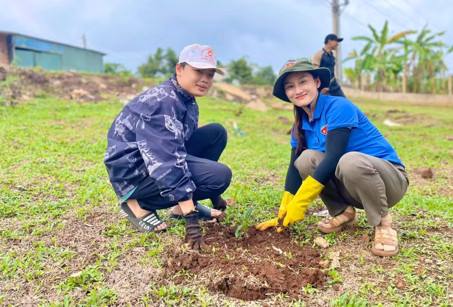Đoàn viên, thanh niên tham gia trồng cây xanh tại các không gian sinh hoạt cộng đồng. Ảnh: K.P