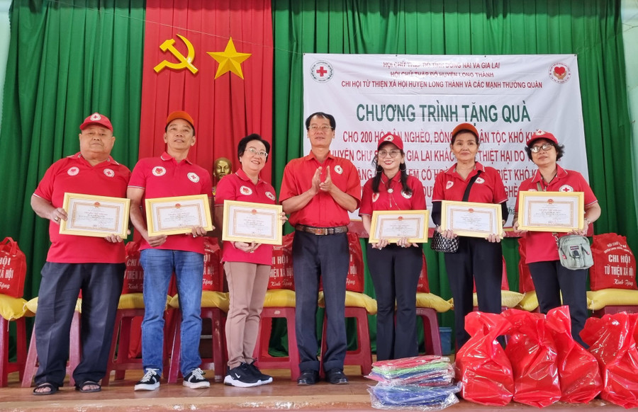 Ông Dương Đình Diện-Chủ tịch Hội Chữ thập đỏ tỉnh Gia Lai ghi nhận tấm lòng vàng cho các thành viên đoàn thiện nguyện. Ảnh: H.P