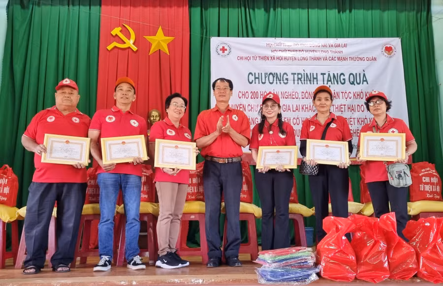 Ông Dương Đình Diện-Chủ tịch Hội Chữ thập đỏ tỉnh Gia Lai ghi nhận tấm lòng vàng cho các thành viên đoàn thiện nguyện. Ảnh: H.P