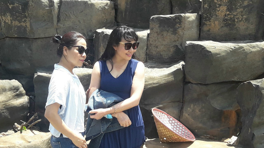 Du khách thưởng ngoạn tại Suối đá đĩa. Ảnh: Hà Phương