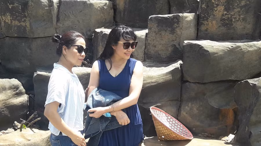 Du khách thưởng ngoạn tại Suối đá đĩa. Ảnh: Hà Phương