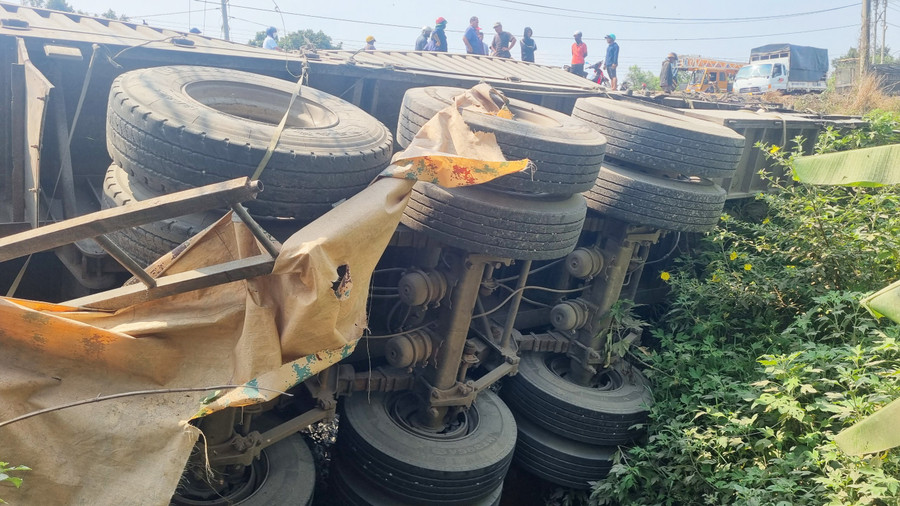 Tài xế thoát nạn trong gang tấc. Ảnh: K.P