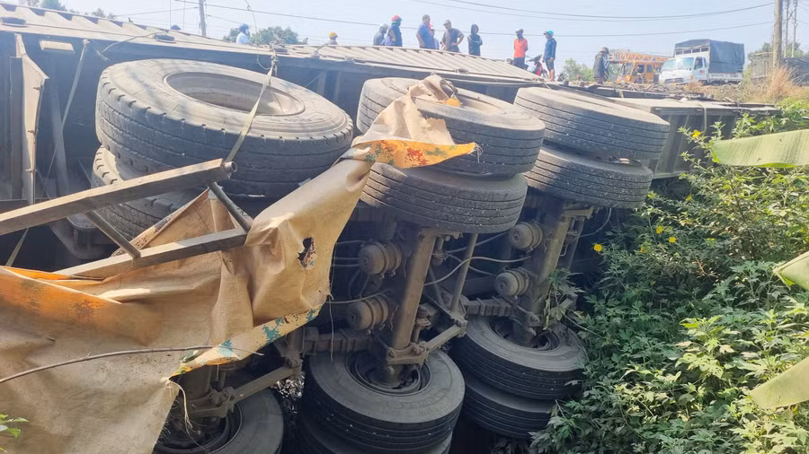 Tài xế thoát nạn trong gang tấc. Ảnh: K.P