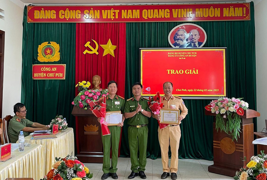 Ban tổ chức trao giải B cho Bí thư Chi bộ Cảnh sát Giao thông và Bí thư Chi bộ Công an thị trấn Nhơn Hòa. Ảnh: Nguyễn Quang Ban tổ chức trao giải B cho Bí thư Chi bộ Cảnh sát Giao thông và Bí thư Chi bộ Công an thị trấn Nhơn Hòa. Ảnh: Nguyễn Quang