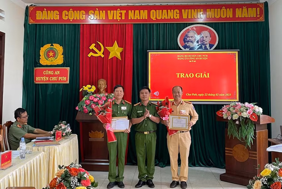 Ban tổ chức trao giải B cho Bí thư Chi bộ Cảnh sát Giao thông và Bí thư Chi bộ Công an thị trấn Nhơn Hòa. Ảnh: Nguyễn Quang