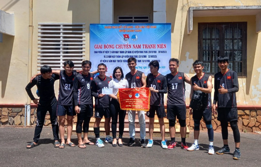 Ban Tổ chức trao giải nhất cho đội bóng chuyền xã Đak Yă. Ảnh: H.P