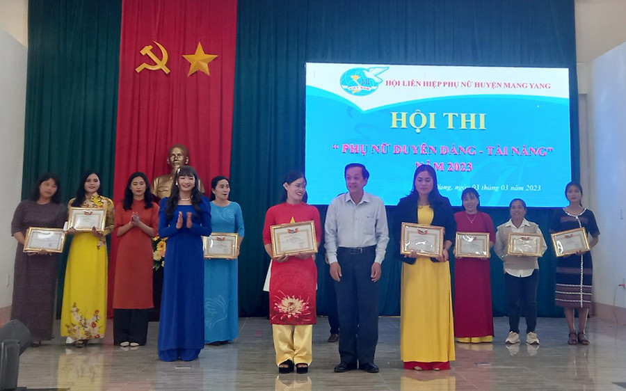 Ban tổ chức trao thưởng cho các đội đạt thành tích xuất sắc tại Hội thi. Ảnh: Kim Ngọc