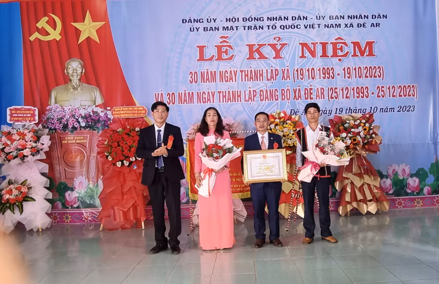 Thừa ủy quyền của Chủ tịch UBND tỉnh Gia Lai, ông Trần Đình Hiệp-Tỉnh ủy viên, Bí thư Huyện ủy, Chủ tịch HĐND huyện tặng bằng khen cho Đảng ủy xã Đê Ar. Ảnh: H.P