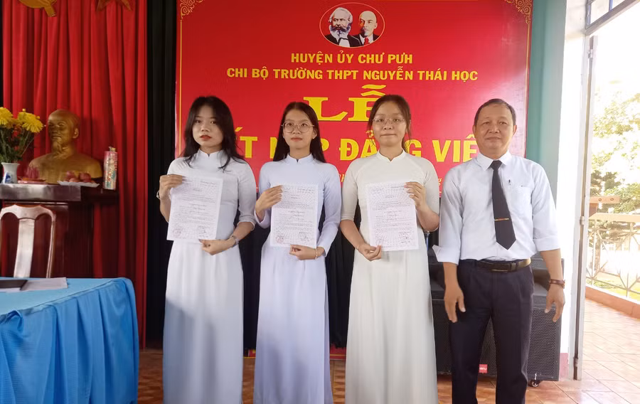 Chi bộ Trường THPT Nguyễn Thái Học (huyện Chư Pưh) tổ chức lễ kết nạp đảng viên cho 3 đoàn viên là học sinh ưu tú. Ảnh: Huy Châu