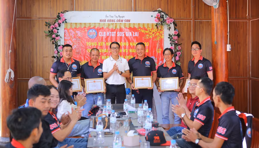 Hội Chữ thập đỏ tỉnh Gia Lai đã trao Ghi nhận tấm lòng vàng cho các cá nhân có thành tích xuất sắc trong hoạt động nhân đạo của Câu lạc bộ. Ảnh: K.P