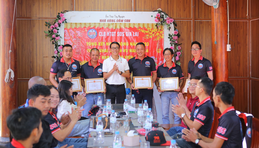 Hội Chữ thập đỏ tỉnh Gia Lai đã trao Ghi nhận tấm lòng vàng cho các cá nhân có thành tích xuất sắc trong hoạt động nhân đạo của Câu lạc bộ. Ảnh: K.P