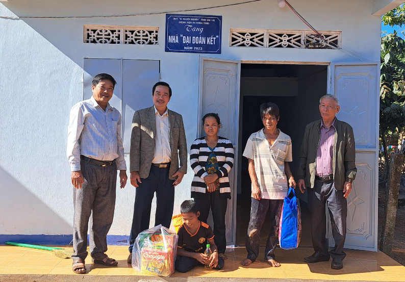 Quang cảnh lễ bàn giao nhà “đại đoàn kết” cho gia đình bà Ksor H’Hil tại làng Al Gôn. Ảnh: Văn Thưởng