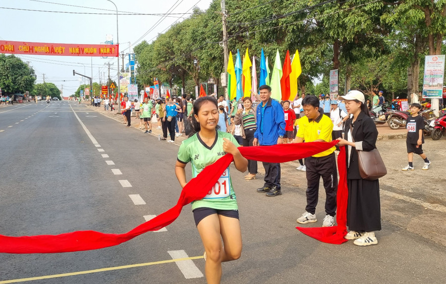 Vận động viên Ksor H’lan (số đeo 001, xã Ia Kriêng) đã xuất sắc giành giải nhất ở nội dung nữ trẻ cự ly 3 km.