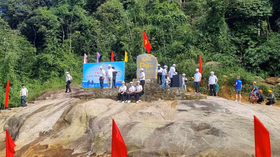 Đông đảo du khách trải nghiệm trên đỉnh Pờ Yầu có độ cao 1.171 mét so với mặt nước biển.