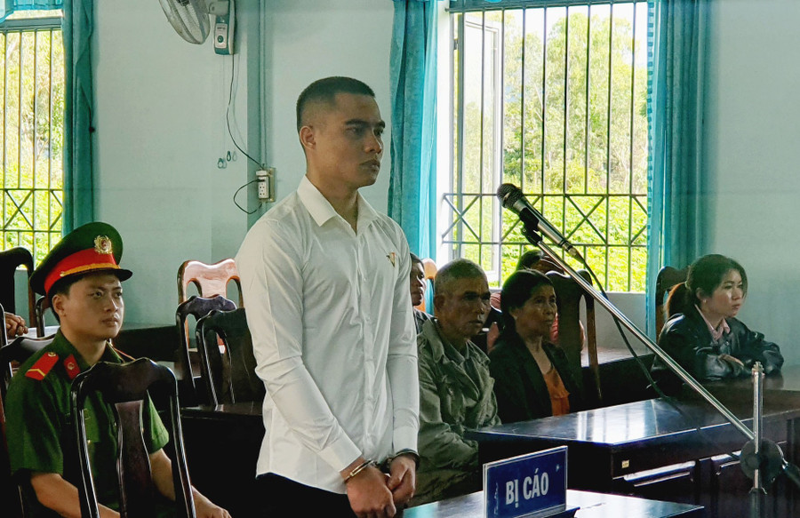 Bị cáo Rơ Châm Phăm tại phiên tòa sơ thẩm. Ảnh: Hà Phương