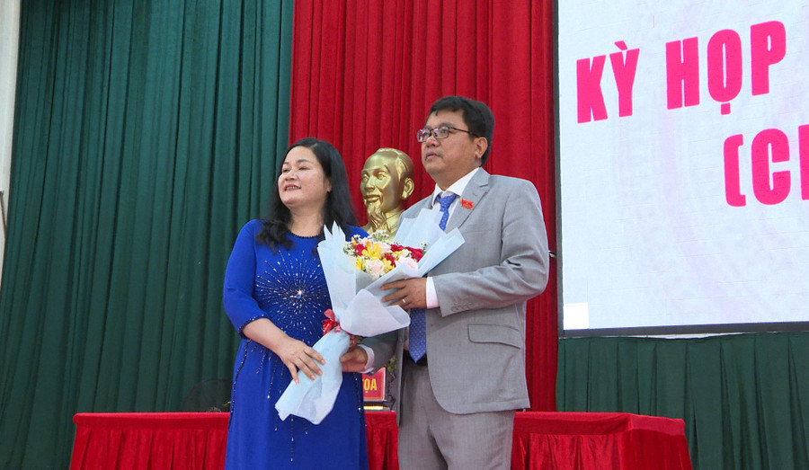 Đại diện lãnh đạo huyện Chư Păh tặng hoa chúc mừng ông Nay Kiên-tân Chủ tịch HĐND huyện nhiệm kỳ 2021-2026. Ảnh: K.P