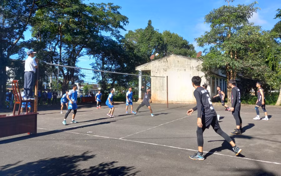 Trận chung kết giữa 2 đội bóng xã Đak Yă và xã Kon Thụp. Ảnh: H.P