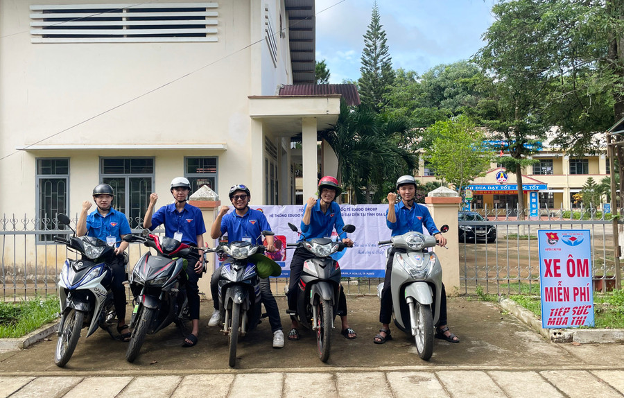 Đội tình nguyện phản ứng nhanh trực tại UBND các xã để hỗ trợ thí sinh trong những trường hợp khẩn cấp. Ảnh: V.Đ Đội tình nguyện phản ứng nhanh trực tại UBND các xã để hỗ trợ thí sinh trong những trường hợp khẩn cấp. Ảnh: V.Đ