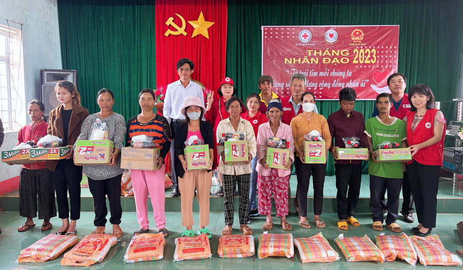 Đoàn đã trao tặng 50 phần quà cho các gia đình có hoàn cảnh khó khăn tại xã Ia Kênh. Ảnh: Văn Thành Đoàn đã trao tặng 50 phần quà cho các gia đình có hoàn cảnh khó khăn tại xã Ia Kênh. Ảnh: Văn Thành