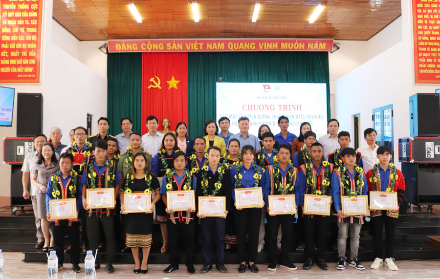 Tuyên dương 20 thanh niên DTTS tiêu biểu trên địa bàn huyện giai đoạn 2019-2023. Ảnh: Hà Phương Tuyên dương 20 thanh niên DTTS tiêu biểu trên địa bàn huyện giai đoạn 2019-2023. Ảnh: Hà Phương