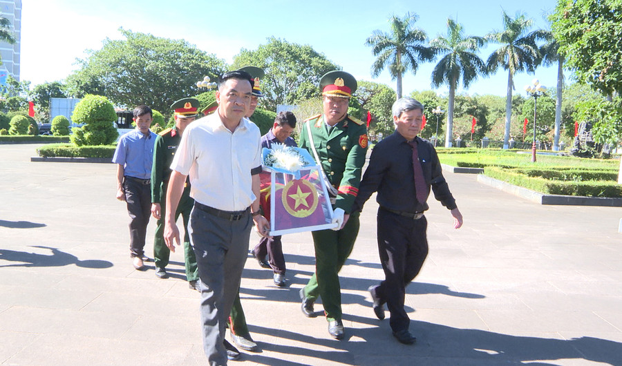 Các đại biểu tiễn đưa hài cốt liệt sĩ về an táng tại Nghĩa trang liệt sĩ tỉnh. Ảnh: V.Đ Các đại biểu tiễn đưa hài cốt liệt sĩ về an táng tại Nghĩa trang liệt sĩ tỉnh. Ảnh: V.Đ