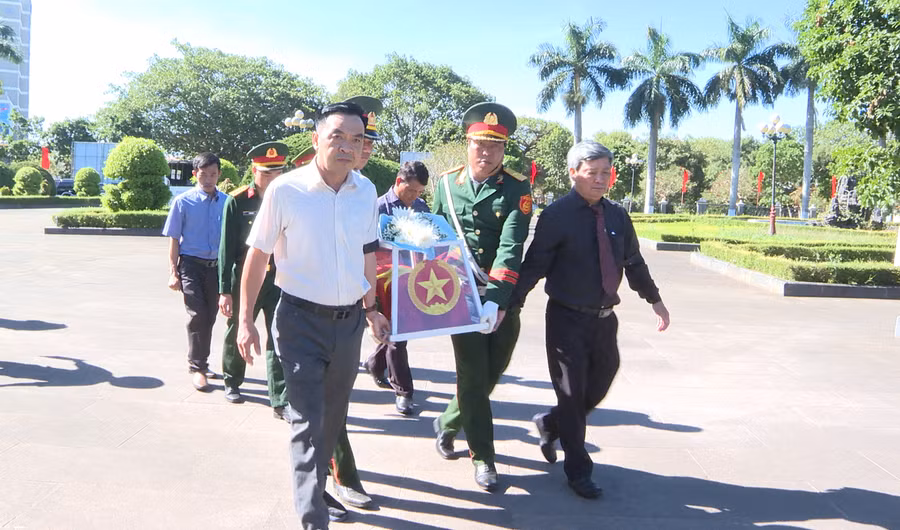 Các đại biểu tiễn đưa hài cốt liệt sĩ về an táng tại Nghĩa trang liệt sĩ tỉnh. Ảnh: V.Đ