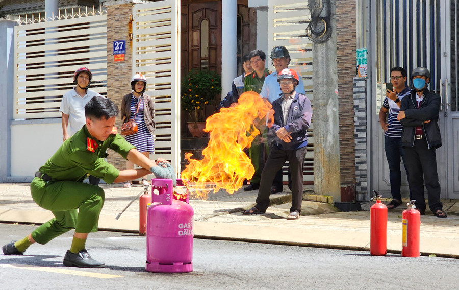 Các chiến sĩ Công an hướng dẫn kỹ năng PCCC cho hộ gia đình nhà ở kết hợp sản xuất kinh doanh trên địa bàn TP. Pleiku. Ảnh: Hà Phương Các chiến sĩ Công an hướng dẫn kỹ năng PCCC cho hộ gia đình nhà ở kết hợp sản xuất kinh doanh trên địa bàn TP. Pleiku. Ảnh: Hà Phương