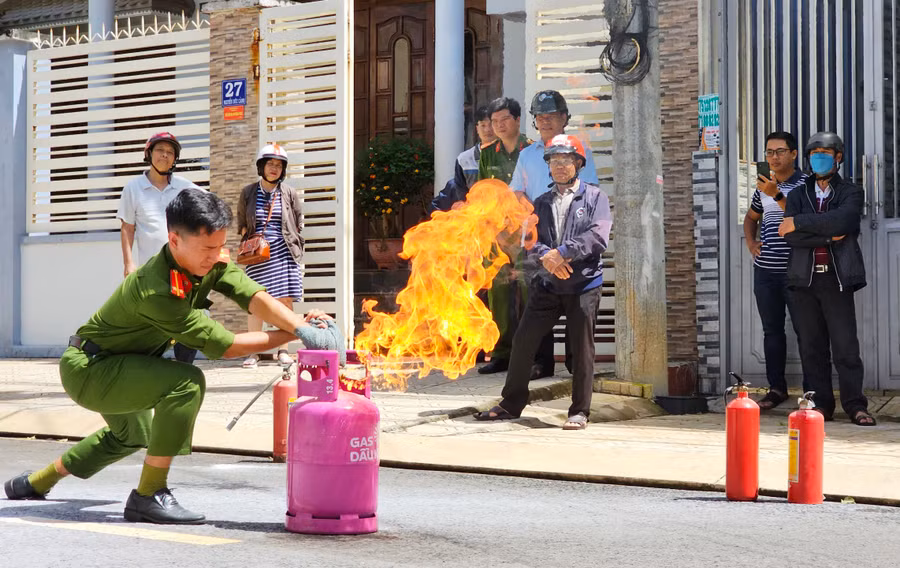 Các chiến sĩ Công an hướng dẫn kỹ năng PCCC cho hộ gia đình nhà ở kết hợp sản xuất kinh doanh trên địa bàn TP. Pleiku. Ảnh: Hà Phương