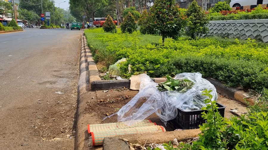 Số rác nằm trước cổng bệnh viện đa phần là do những người bán hàng rong để lại.