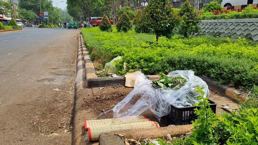 Số rác nằm trước cổng bệnh viện đa phần là do những người bán hàng rong để lại.