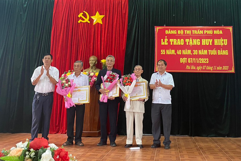 Đại diện lãnh đạo huyện trao huy hiệu Đảng cho các đảng viên thị trấn Phú Hòa. Ảnh: K.P