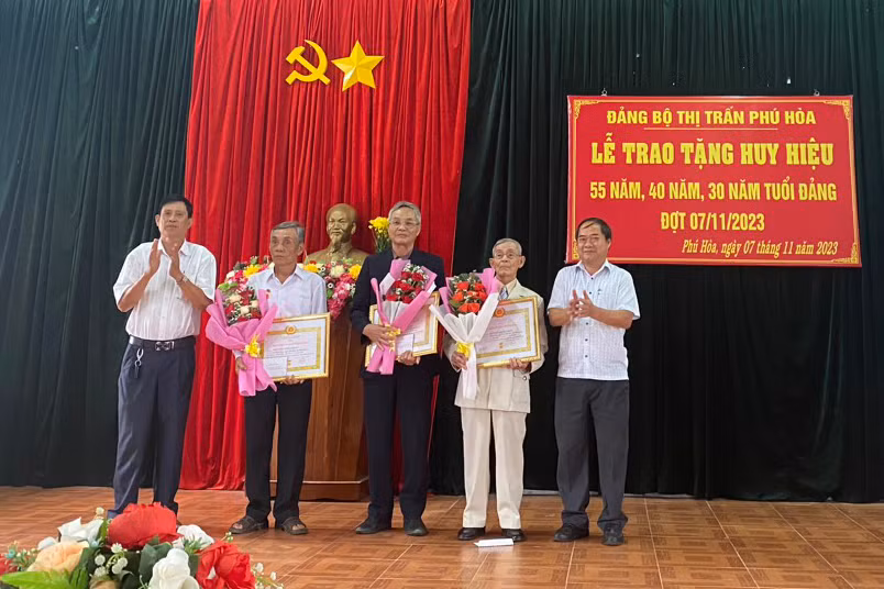 Đại diện lãnh đạo huyện trao huy hiệu Đảng cho các đảng viên thị trấn Phú Hòa. Ảnh: K.P